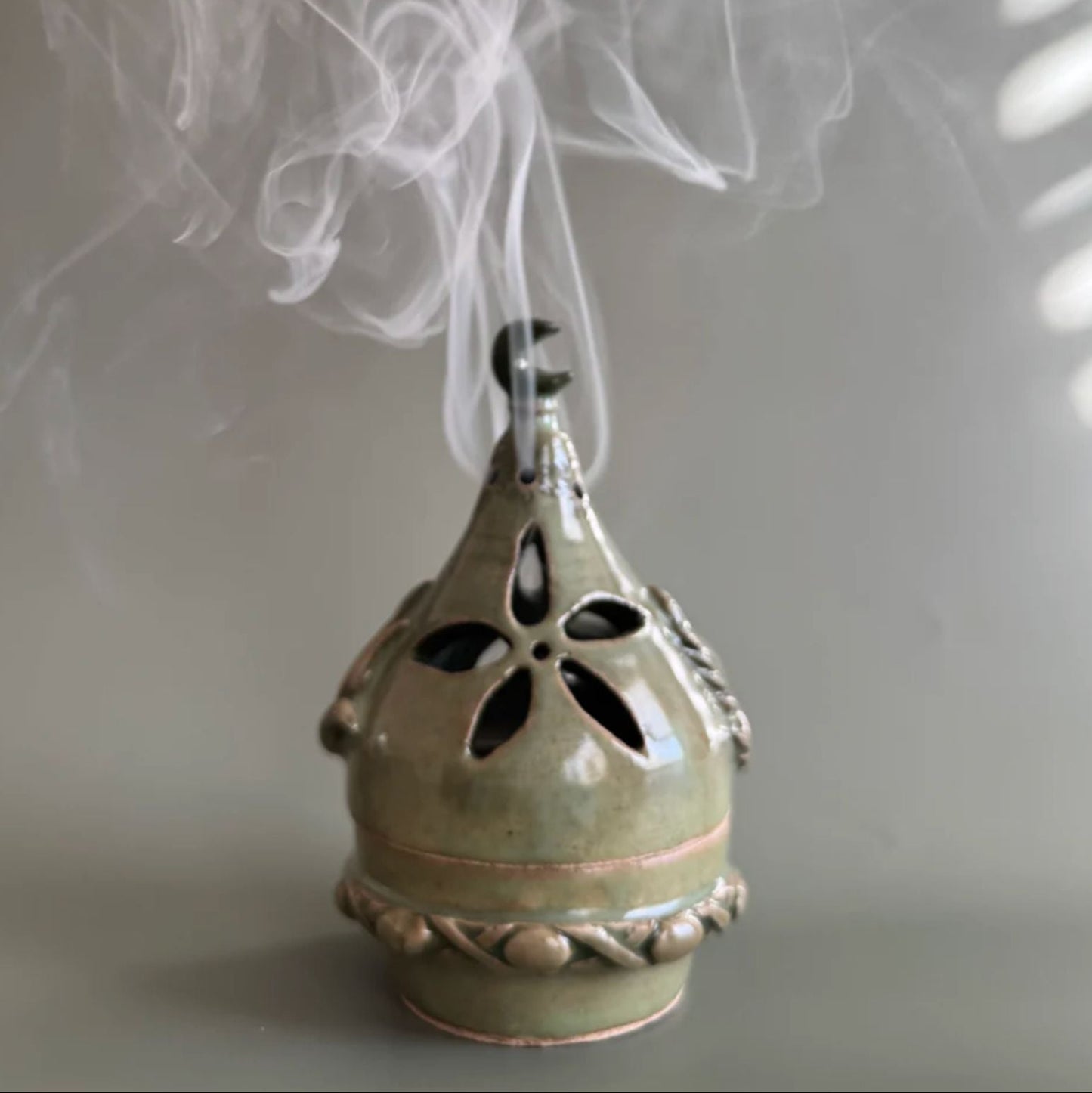 Makhbaras: Throwing incense diffusers